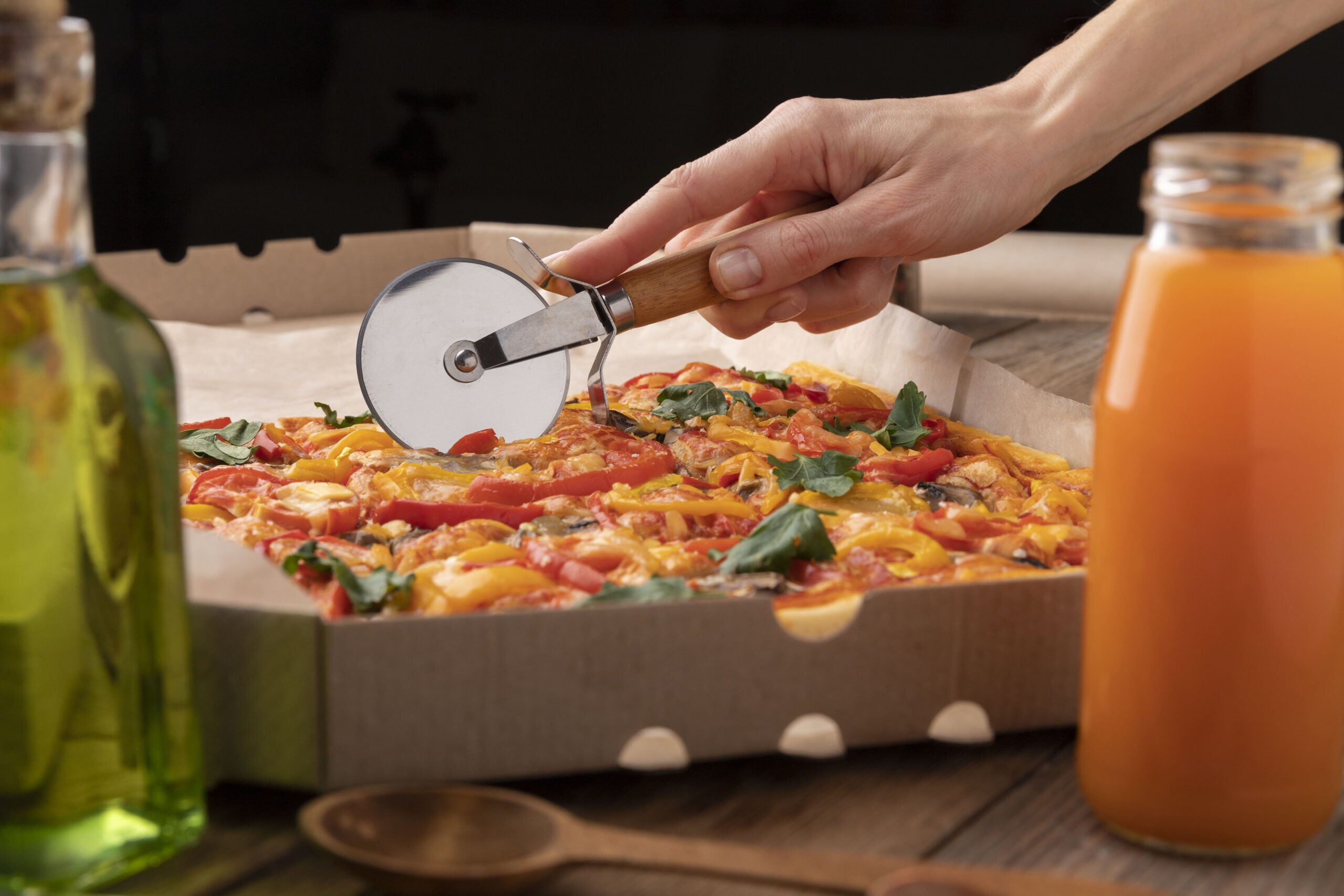 What Is Curry Sauce? Ingredients, Flavor, Types & How It’s Used on Pizza